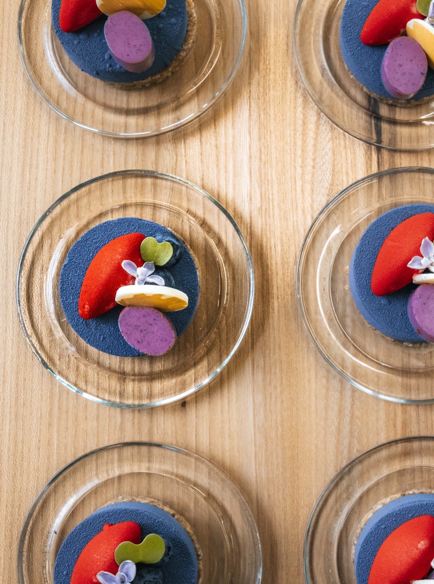 Artistische Dessert-Teller in Blau und Rot