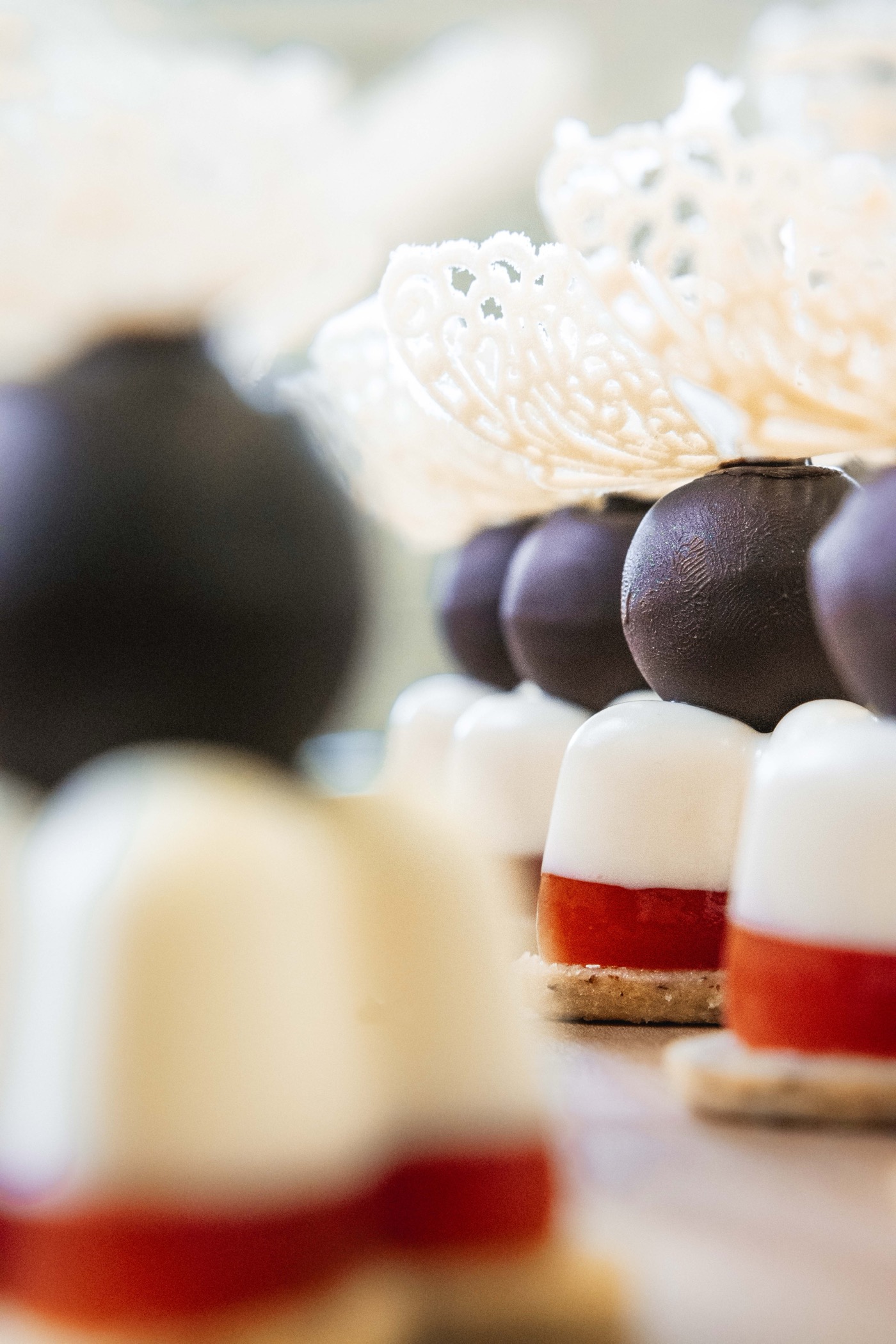 Elegante dunkle Pralinen mit weißem Dekor