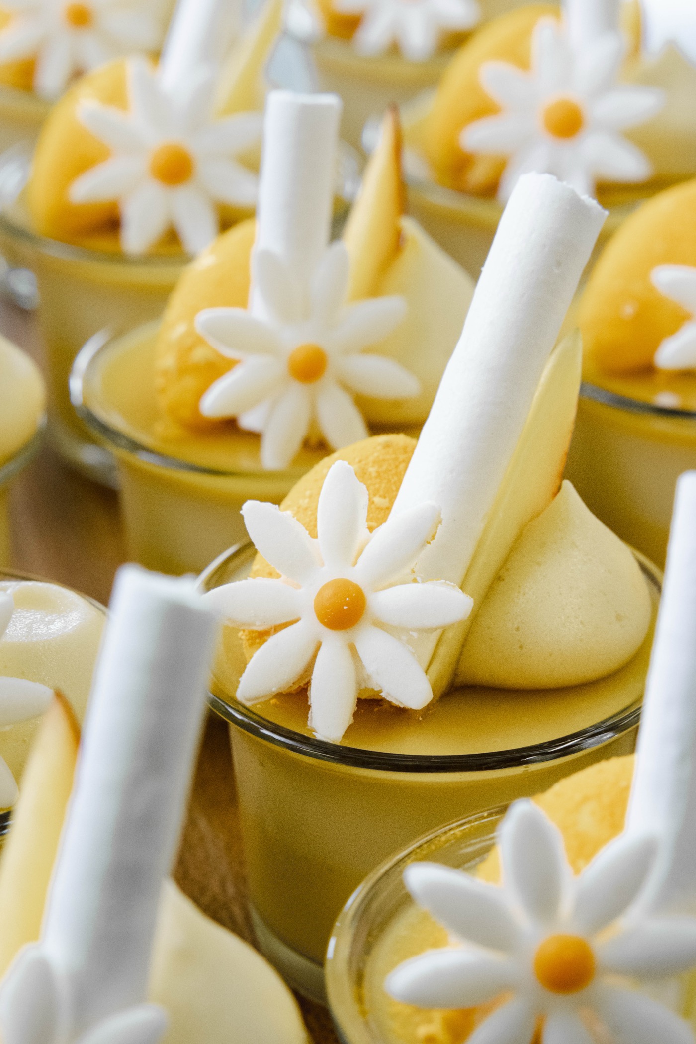 Gelbe Dessertkreationen mit Blütendekor